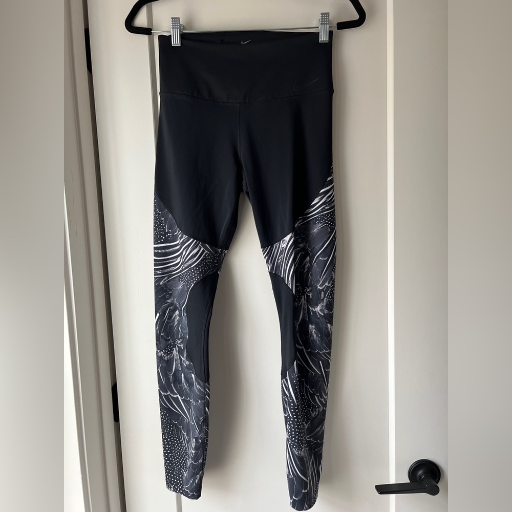 Nike Dri-fit leggings full length with feather design size medium